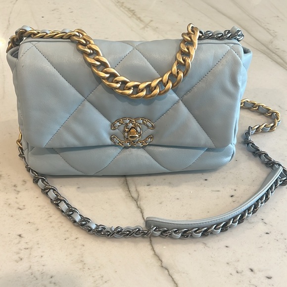 Chanel 19 medium quilted Flap Bag - light blue - Picture 4 of 16